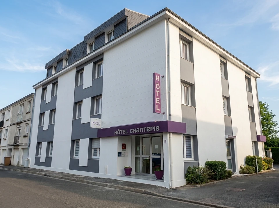 Ouvrier en vêtements de protection blancs travaillant sur échafaudage métallique devant façade de bâtiment en rénovation