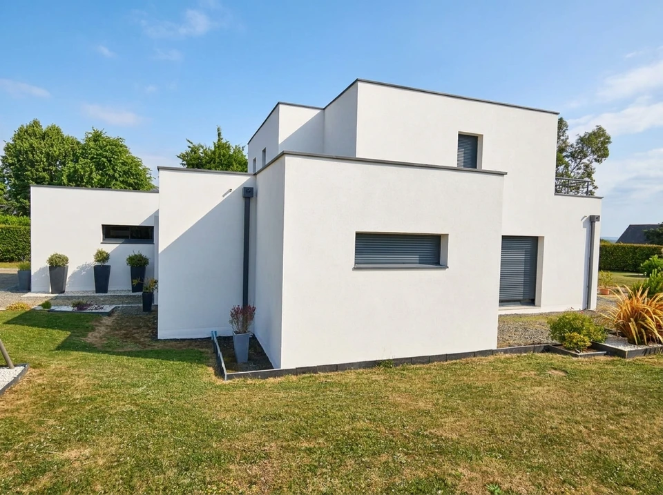 Chantier de rénovation de façade d'immeuble résidentiel en brique avec échafaudage métallique tubulaire